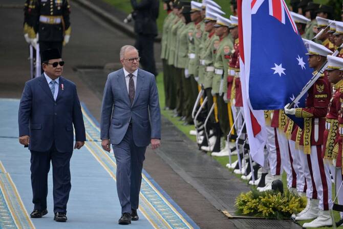 Australia forges closer defense ties with Indonesia as PM visits Jakarta 