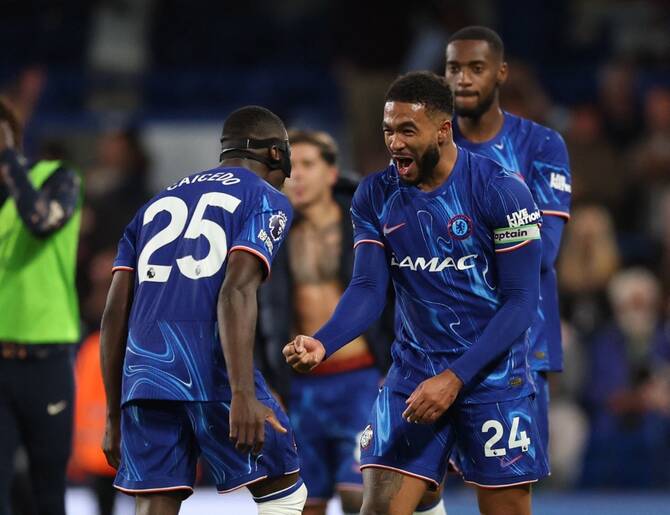 Chelsea beat Manchester United to stay on course for Champions League